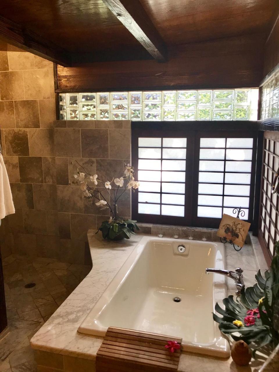 Hale Maluhia Country Inn Kailua-Kona Exterior photo